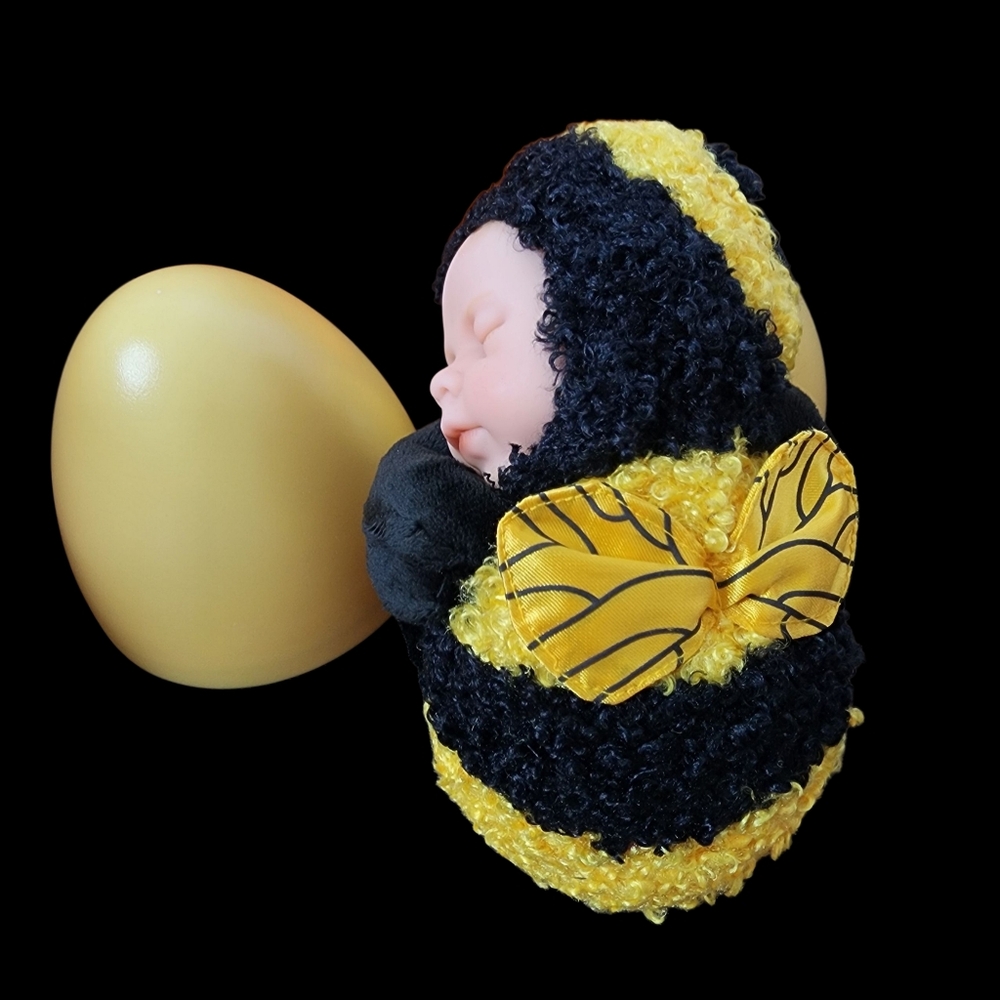 Anne Geddes baby doll famous Bumble Bee in a plastic egg vintage & collectible - Picture 8 of 16